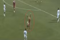 Pha dàn xếp đá phạt khó tin theo kiểu trồng cây chuối