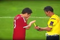 Lộ diện trọng tài hài hước nhất lịch sử bóng đá