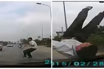 Liều lĩnh lao bổ vào đầu ô tô “ăn vạ” ở HN