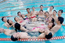 SV Thủy lợi mặc bikini chụp ảnh kỷ yếu “quẩy tung” bể bơi