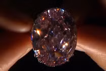 Kim cương hồng giá siêu đắt được giới siêu giàu săn lùng