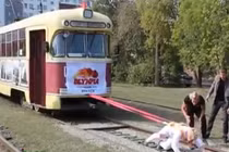 Người phụ nữ tay không kéo toa tàu hơn 17 tấn