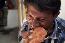 Cuộc sống khó hiểu của người đàn ông nghiện ăn gạch đá