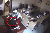 Tên trộm thoải mái dọn sạch laptop trong văn phòng