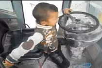 Khả năng lái máy xúc khó tin của bé trai 4 tuổi