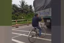Khiếp đảm nam thanh niên chạy xe đạp "túm" đuôi xe tải
