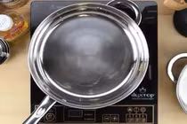 Cách làm sạch chảo bị cháy đen đơn giản, nhanh nhất