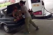 Clip: Đánh vợ dã man rồi nhét vào cốp ô tô