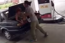 Clip: Đánh vợ dã man rồi nhét vào cốp ô tô