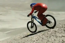 “Thót tim” cảnh xe đạp lao dốc, “xé gió” phá kỷ lục thế giới
