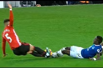 Những tình huống xả thân trong bóng đá mùa giải 2016/2017