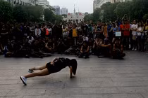 Phát sốt với cô gái một tay hít đất khiến mọi người thán phục