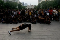 Phát sốt với cô gái một tay hít đất khiến mọi người thán phục