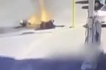 Người đàn ông bốc cháy ngùn ngụt sau cú đâm ô tô