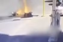 Người đàn ông bốc cháy ngùn ngụt sau cú đâm ô tô