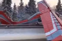  Phi công quên… đổ xăng, máy bay Nga mắc cạn giữa cao tốc