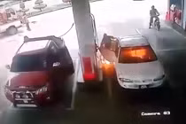 Bé 7 tuổi nghịch bật lửa khi đang đổ xăng, ô tô bùng cháy