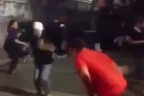 Clip hài hước: Chàng trai bị đám bạn chơi xấu