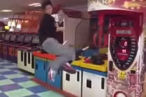 Chàng trai Hàn Quốc gây sốt YouTube với cú đá hiểm