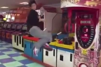 Chàng trai Hàn Quốc gây sốt YouTube với cú đá hiểm