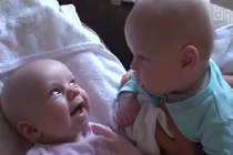 Màn đối thoại đáng yêu của hai nhóc song sinh