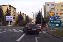 Hành động cực kỳ khó hiểu của nam thanh niên