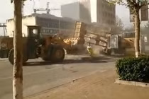 Dùng máy xúc choảng nhau dữ dội để tranh địa bàn