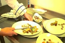 Nhà hàng chơi sang nấu tiền làm đồ ăn cho khách