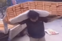 Cách vận chuyển gạch như siêu nhân ít ai làm được