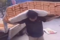 Cách vận chuyển gạch như siêu nhân ít ai làm được