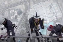 Cảnh công nhân lau kính ở tòa nhà cao nhất thế giới