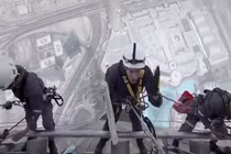 Cảnh công nhân lau kính ở tòa nhà cao nhất thế giới