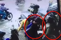 Bốn nữ quái dàn cảnh trộm đồ trắng trợn giữa ban ngày