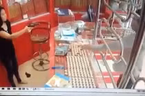 Bà chủ tiệm vàng cao tay trị kẻ ăn trộm táo tợn