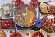 Video: Phát khiếp trước lời tiết lộ của người giúp việc nhà hàng lẩu