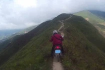 Không dám nhìn cảnh phượt thủ đi xe máy trên núi Tà Xùa