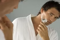 Mách quý ông bí quyết cạo râu đúng cách 