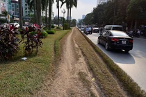 Ảnh: Cỏ bị giẫm nát, héo úa ở đường đẹp nhất Việt Nam