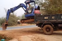 Kinh ngạc pha lùi chuồng kinh điển của tài xế xe xúc