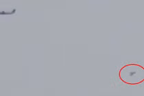 UFO hình kim tự tháp bí ẩn bay ngang bầu trời Canada