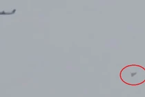 UFO hình kim tự tháp bí ẩn bay ngang bầu trời Canada