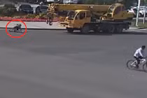 Thót tim cảnh cần cẩu húc văng người đi xe đạp
