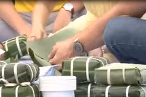 Thi gói bánh chưng truyền thống Việt Nam ở Singapore