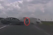 Xe máy thoát chết thần kỳ giữa tai nạn thảm khốc