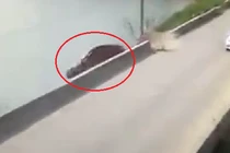 Clip: Tài xế ngủ gật lái xe lao xuống hồ