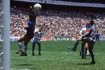 Những bàn thắng gây tranh cãi nhất lịch sử bóng đá