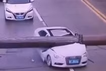 Video: Cần trục đè bẹp đầu ô tô Audi, tài xế thoát chết thần kỳ