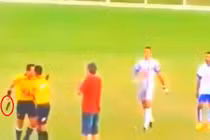 Trọng tài nổi điên mang súng vào sân xử cầu thủ