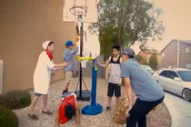 Màn dàn xếp đưa bóng vào rổ công phu chưa từng thấy