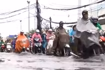 Tuyệt chiêu giúp xe tay ga an toàn khi đường bị ngập